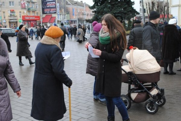 У центрі Луцька збирають теплі речі для бійців АТО. ФОТО