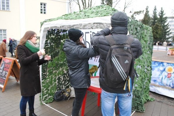 У центрі Луцька збирають теплі речі для бійців АТО. ФОТО