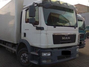 На Волині затримали дві вантажівки з «липовими» документами