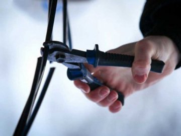 У волинському місті невідомі вкрали сотні метрів телефонного кабелю