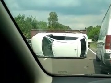 У селі на Волині перевернувся причіп з автомобілем. ВІДЕО