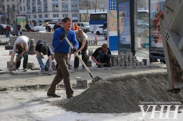 У Києві на Грушевського кладуть бруківку. ФОТО