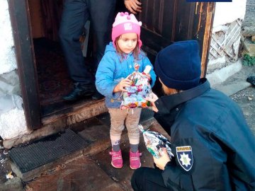 «Працювали» Миколаями: волинські патрульні вручили смаколики дітлахам. ФОТО