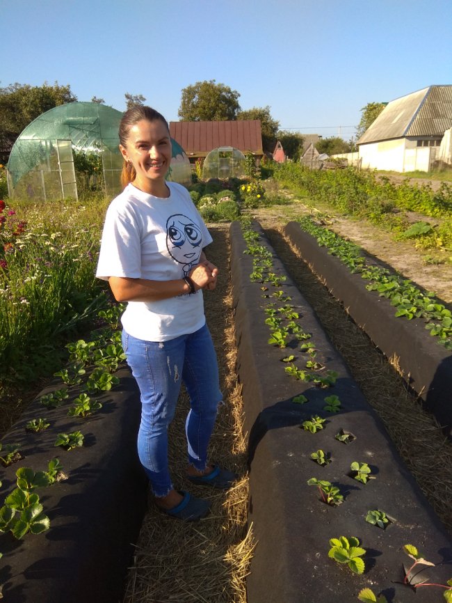 Волинська агроблогерка вирощує тисячі кущів квітів, а також екзотичні фрукти