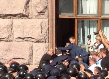 Яценюк заліз у Київраду через вікно. ФОТО