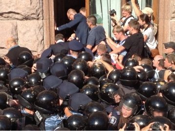 Яценюк заліз у Київраду через вікно. ФОТО