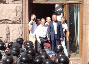 Яценюк заліз у Київраду через вікно. ФОТО