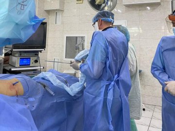 Волинські медики видалили пенсіонерці величезний камінь з нирки