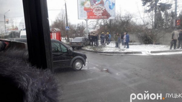 У Луцьку Mercedes врізався у рекламний щит