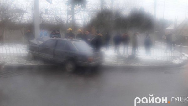 У Луцьку Mercedes врізався у рекламний щит