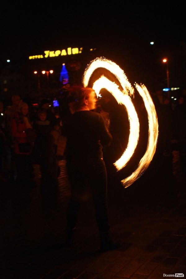 У Луцьку поєднали колядки і фаєр-шоу. ФОТО