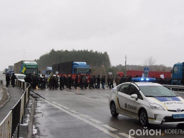 На Волині невдоволені ветерани МВС перекрили міжнародну трасу