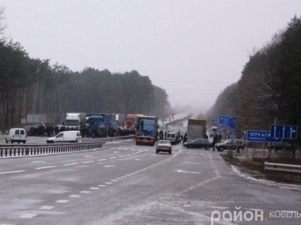 На Волині невдоволені ветерани МВС перекрили міжнародну трасу
