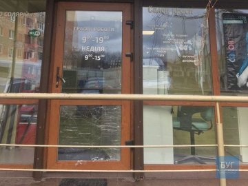 У Нововолинську злодії розбили скляні двері, намагаючись пробратися в салон краси. ФОТО