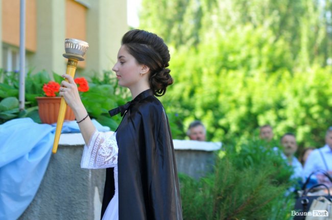 Емоції, квіти, вишиване вбрання: останній дзвоник у луцькій гімназії. ФОТО