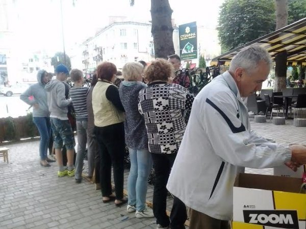 На Івана Купала у Луцьку плели маскувальну сітку. ФОТО