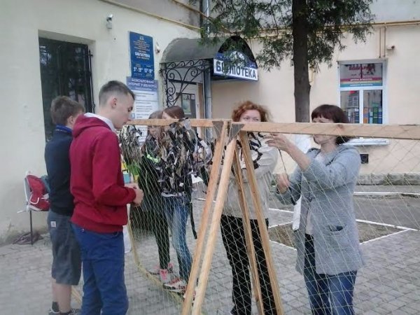 На Івана Купала у Луцьку плели маскувальну сітку. ФОТО