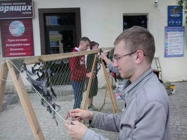 На Івана Купала у Луцьку плели маскувальну сітку. ФОТО