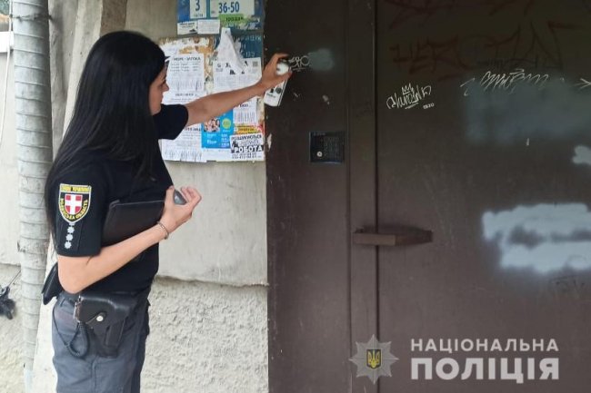 У Луцьку поліцейські та активісти замальовували наркорекламу на вулицях міста. ФОТО