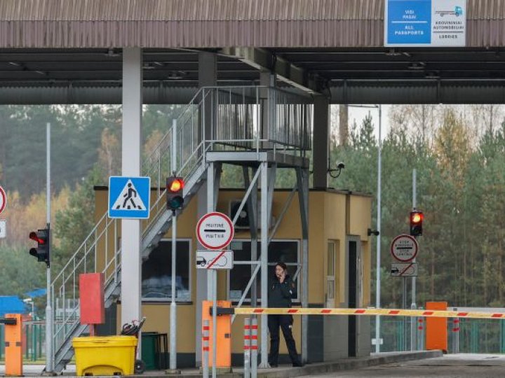 Білорусь перестала випускати за кордон росіян призовного віку