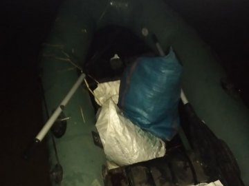У селі на Волині  браконьєри вночі ловили рибу сітками
