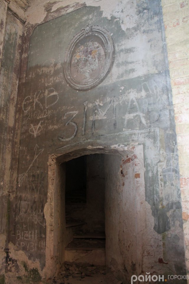 Було – стало: один з найкрасивіших католицьких храмів Волині, який «живе» зі снарядом у стіні. ФОТО