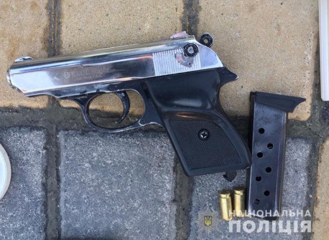 Продавав психотропи «з рук в руки»: у Луцькому районі затримали наркоторговця. ФОТО