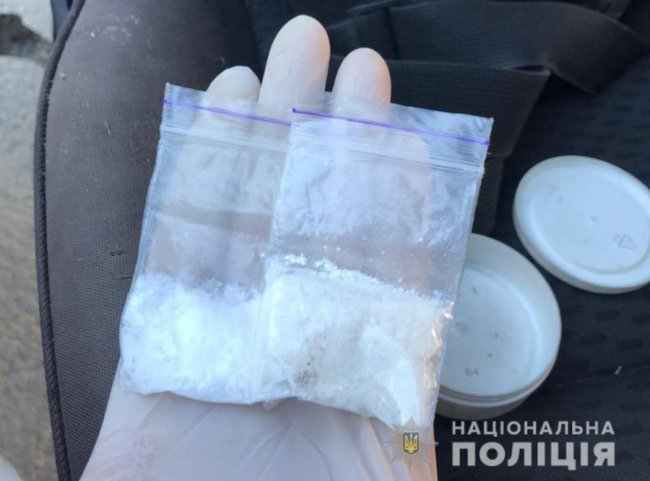 Продавав психотропи «з рук в руки»: у Луцькому районі затримали наркоторговця. ФОТО