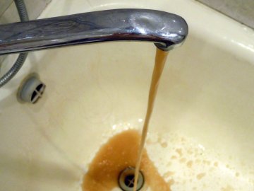 У волинському селищі з крана тече коричнева вода. ВІДЕО