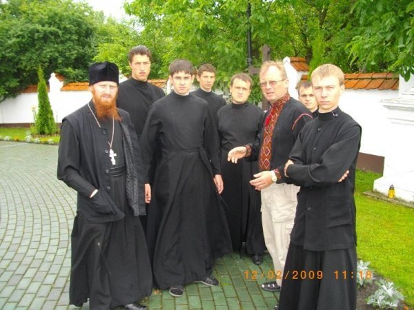 Могили у Польщі прибирали студенти-волиняни 