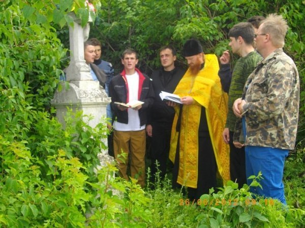 Могили у Польщі прибирали студенти-волиняни 