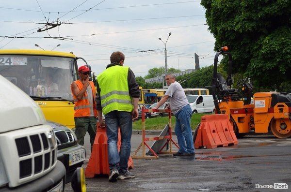У центрі Луцька кладуть нову дорогу. ФОТО