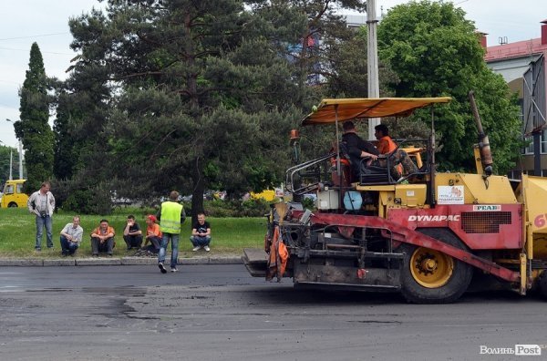 У центрі Луцька кладуть нову дорогу. ФОТО
