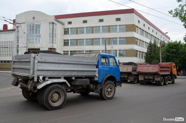 У центрі Луцька кладуть нову дорогу. ФОТО