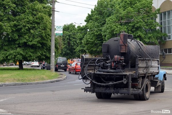 У центрі Луцька кладуть нову дорогу. ФОТО