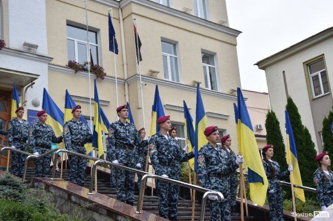 Як мерія Луцька відзначила День Державного Прапора. ФОТО