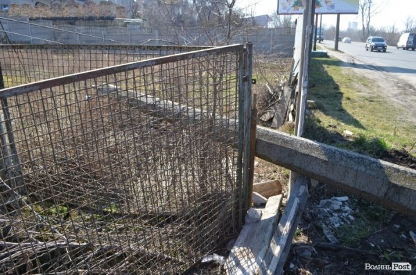 Аварія у Луцьку: легковик протаранив опору ліній електропередач. ФОТО. ВІДЕО