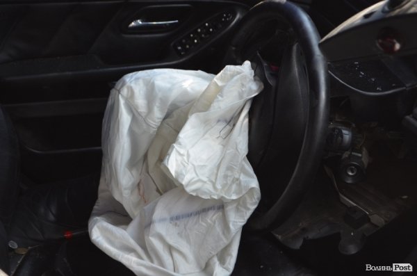 Аварія у Луцьку: легковик протаранив опору ліній електропередач. ФОТО. ВІДЕО