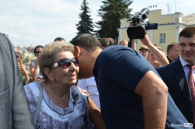 Щастя молодим та селфі-бум: як Гройсман гуляв центром Луцька. ФОТО