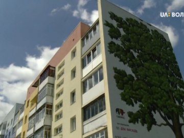 Луцьку багатоповерхівку підтопив дощ. ФОТО