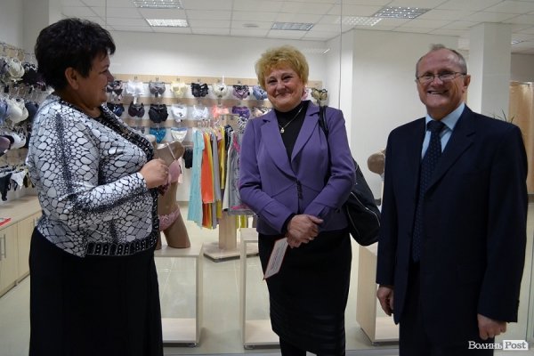 Колишня начальниця обласного управління статистики Марія Мотиль (по центру) і один із власників приміщення Григорій Козюра