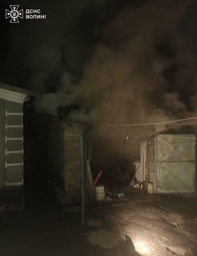 На Волині через замикання шурупокрута загорілася господарська будівля