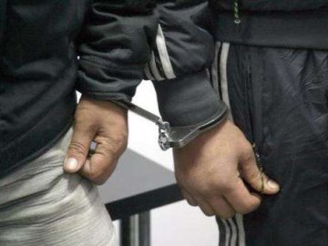 У Луцьку на зупинці побили і пограбували чоловіка