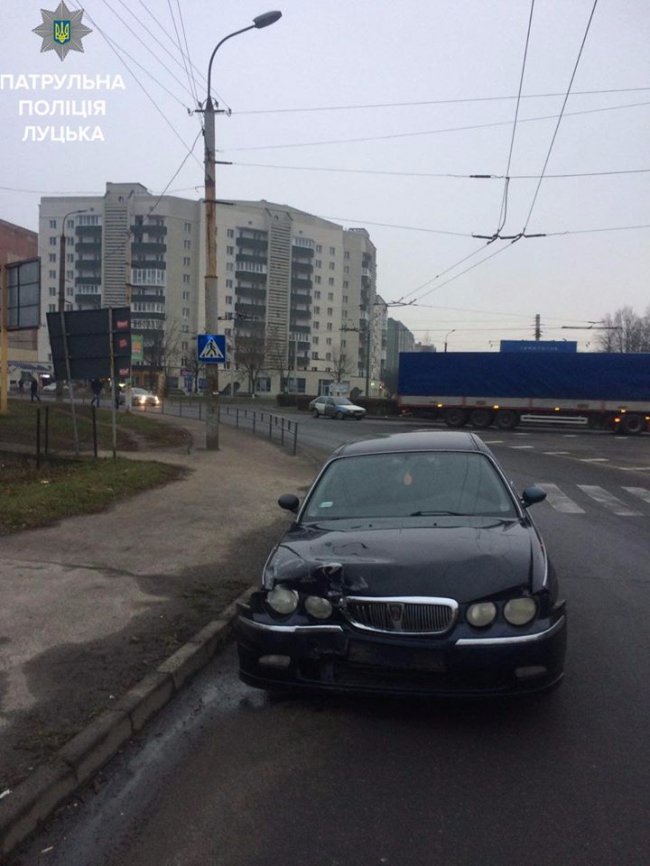У Луцьку авто «знесло» огорожу, водій втік. ФОТО. ДОПОВНЕНО