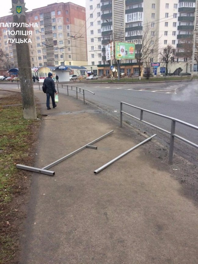 У Луцьку авто «знесло» огорожу, водій втік. ФОТО. ДОПОВНЕНО