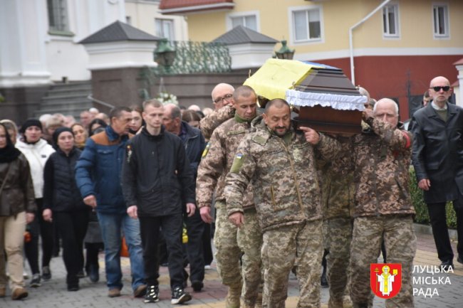 Возив на фронт авто та ремонтував їх: у Луцьку попрощалися з воїном та волонтером Володимиром Тарановичем