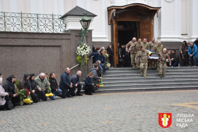 Возив на фронт авто та ремонтував їх: у Луцьку попрощалися з воїном та волонтером Володимиром Тарановичем