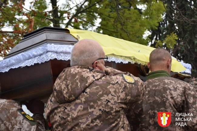 Возив на фронт авто та ремонтував їх: у Луцьку попрощалися з воїном та волонтером Володимиром Тарановичем