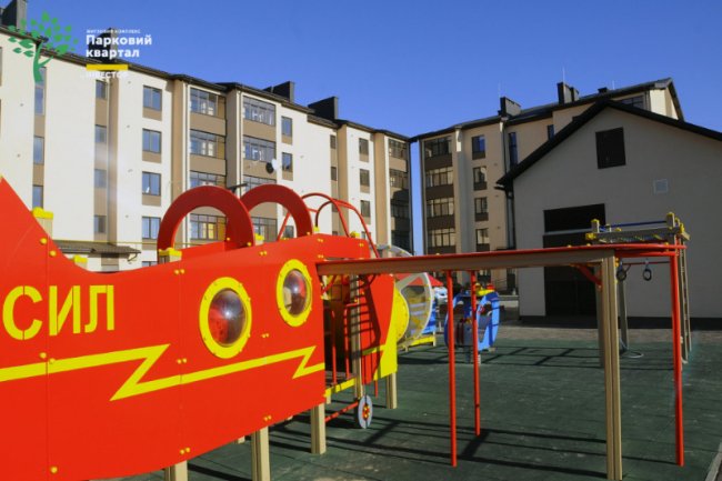 У другому будинку ЖК «Парковий квартал» встановлюють вікна та монтують дах. ФОТО*