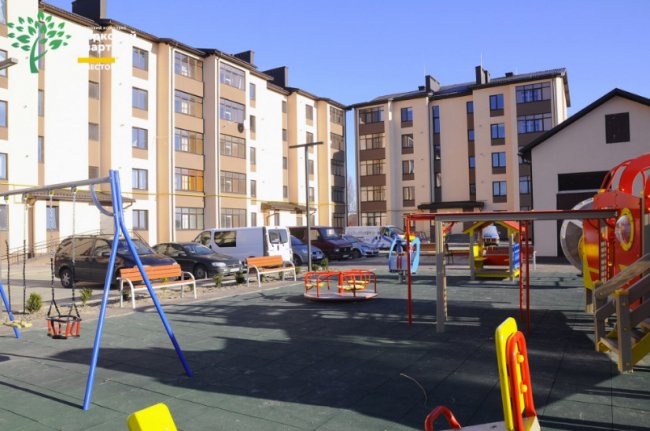 У другому будинку ЖК «Парковий квартал» встановлюють вікна та монтують дах. ФОТО*